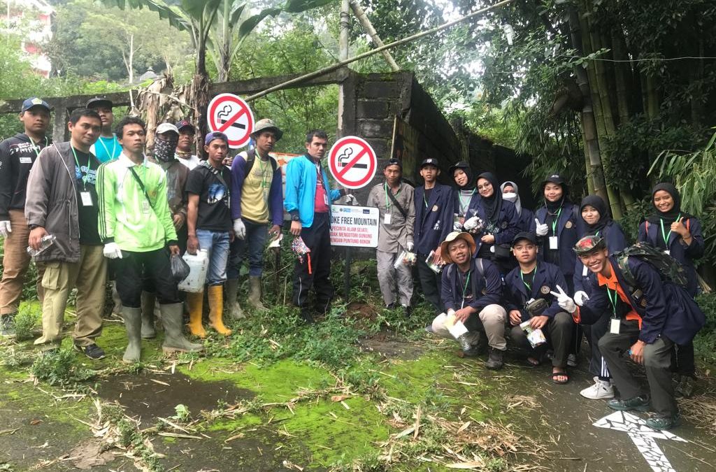 Aksi Pembersihan Gunung Andong dari Puntung Rokok