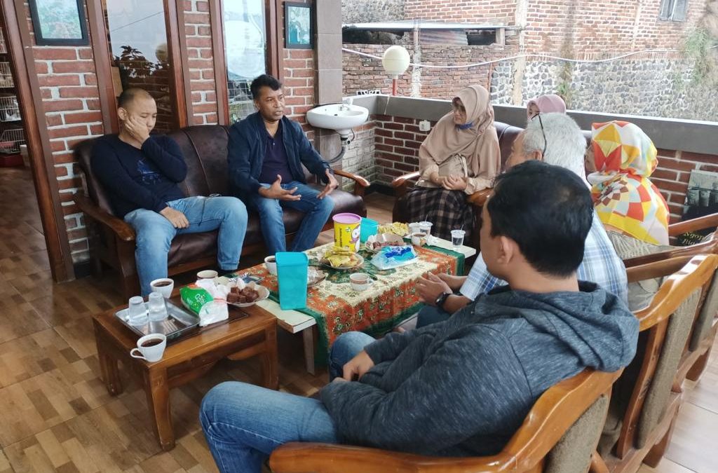 Kunjungan Dr. Tara Sigh Bam, PhD, MPH Directur International Union Againts Tuberculosis and Lung Disease (The UNION) ke Petani Kabupaten Temanggung